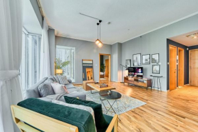 Elegant 1BR Retreat in Vibrant Marina Promenade